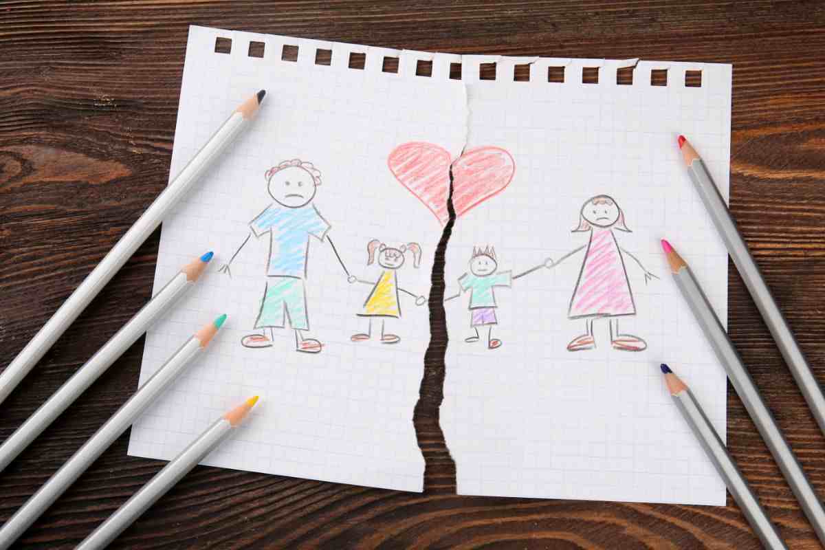 disegno rotto di una famiglia e pastelli