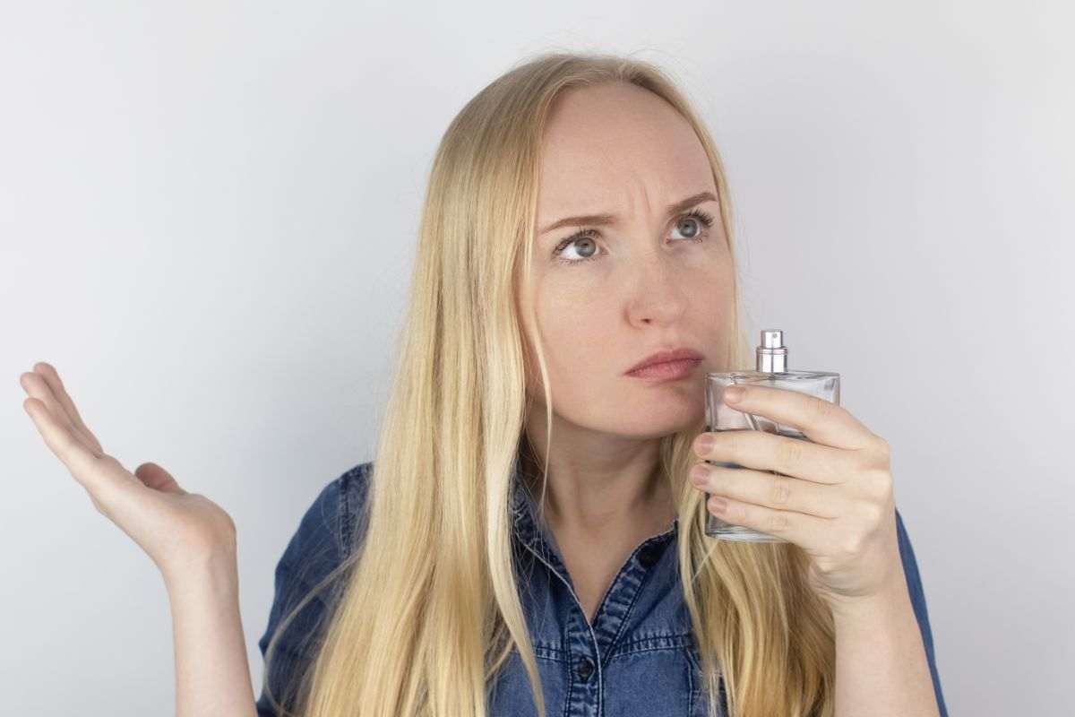 ragazza che non sente il profumo