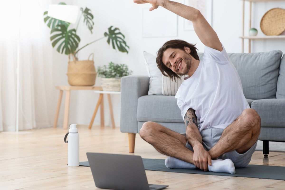 ragazzo che fa esercizi in casa