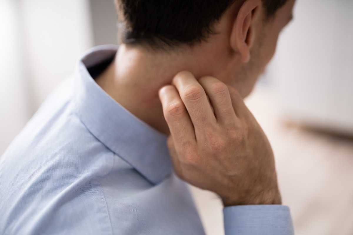 grattarsi il collo durante conversazione significato