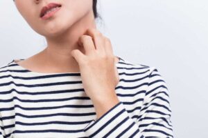 grattarsi il collo durante conversazione significato