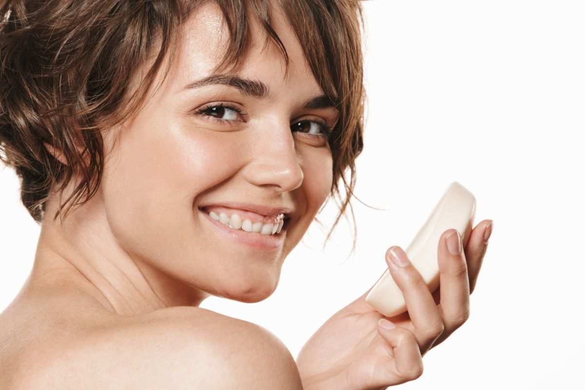 donna sorridente con in mano una saponetta