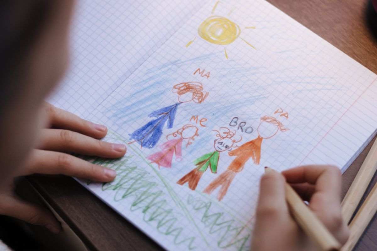 bambino che disegna