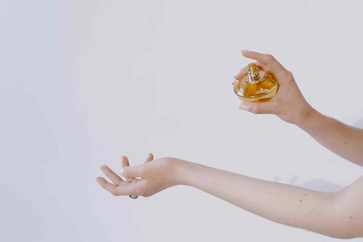spruzzare il profumo sui polsi