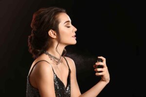 spruzzare il profumo