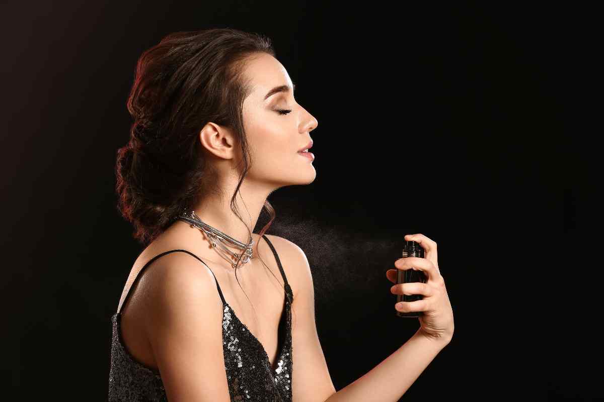 spruzzare il profumo