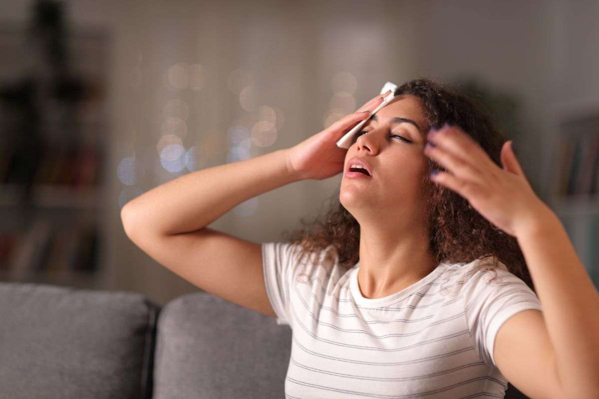 ragazza che soffre per il caldo