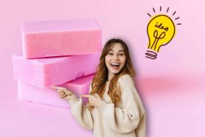 saponette, donna che indica e grafica con lampadina idea