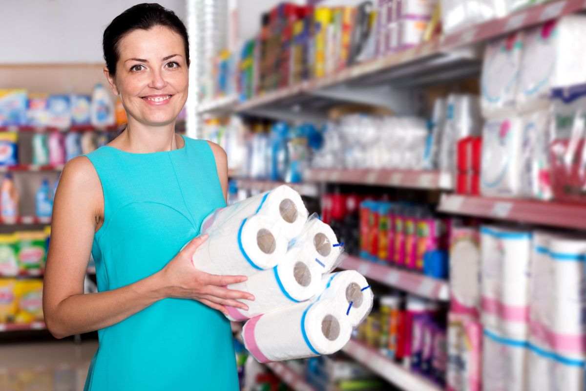 Acquisto di carta igienica al supermercato