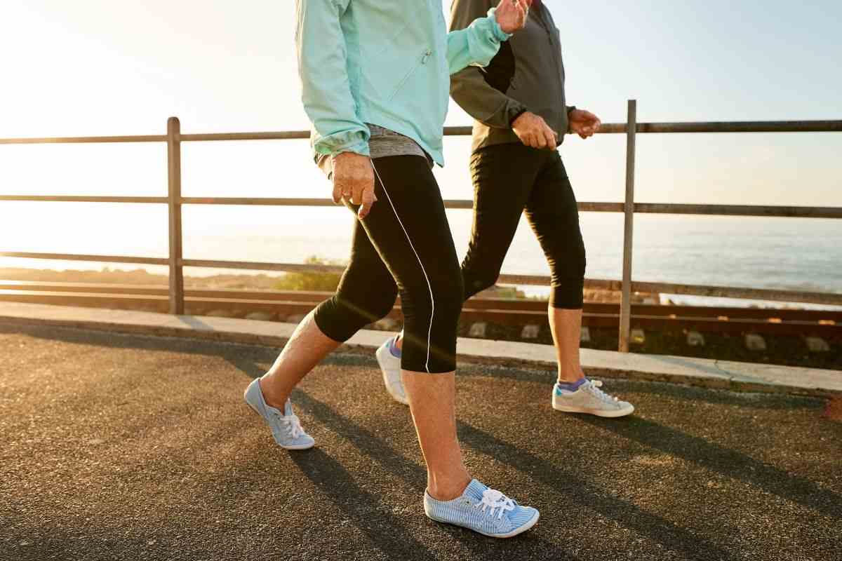 Amiche camminano insieme