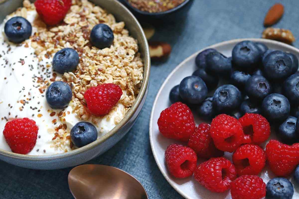 Avena, latte e frutti di bosco
