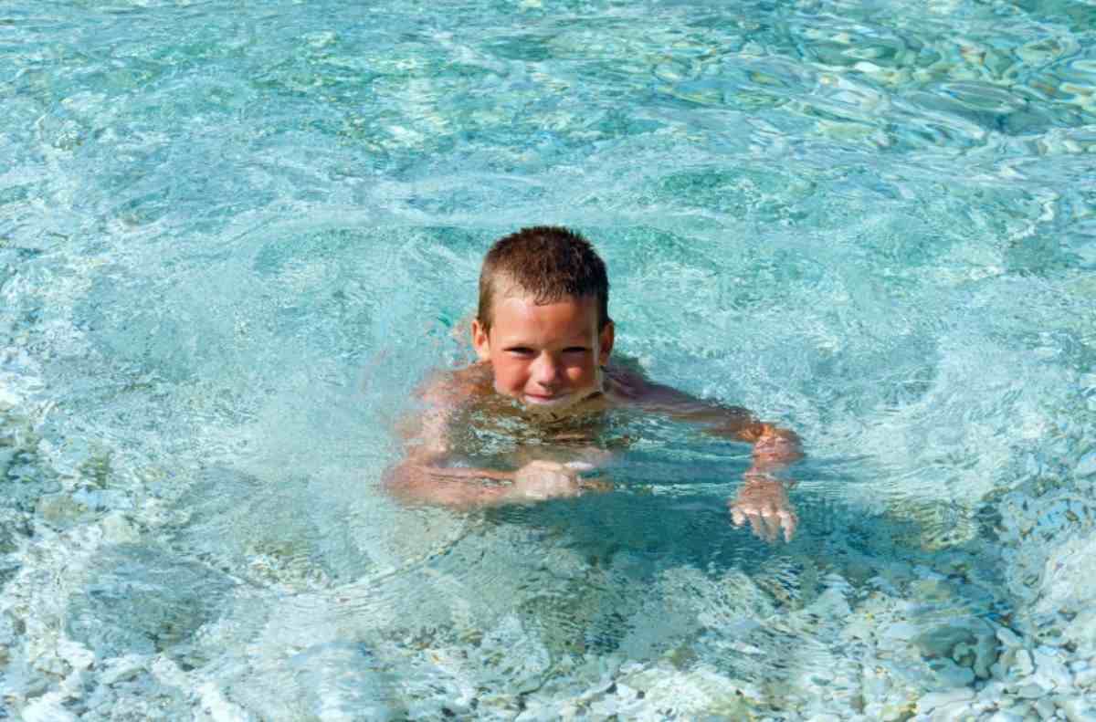Bambino nell'acqua