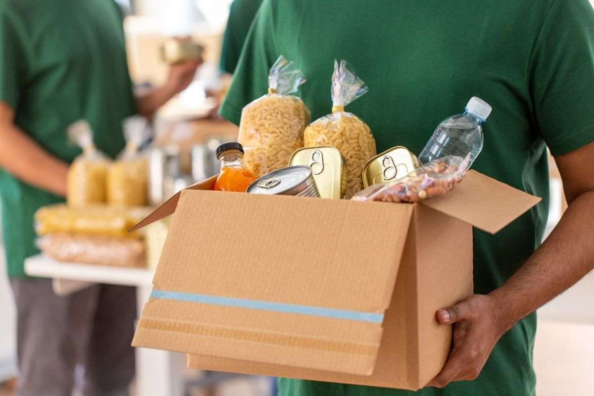 Consegna dei pacchi di cibo