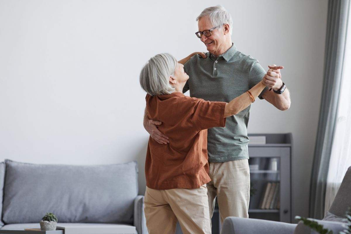 Coppia si signori si diverte ballando in casa
