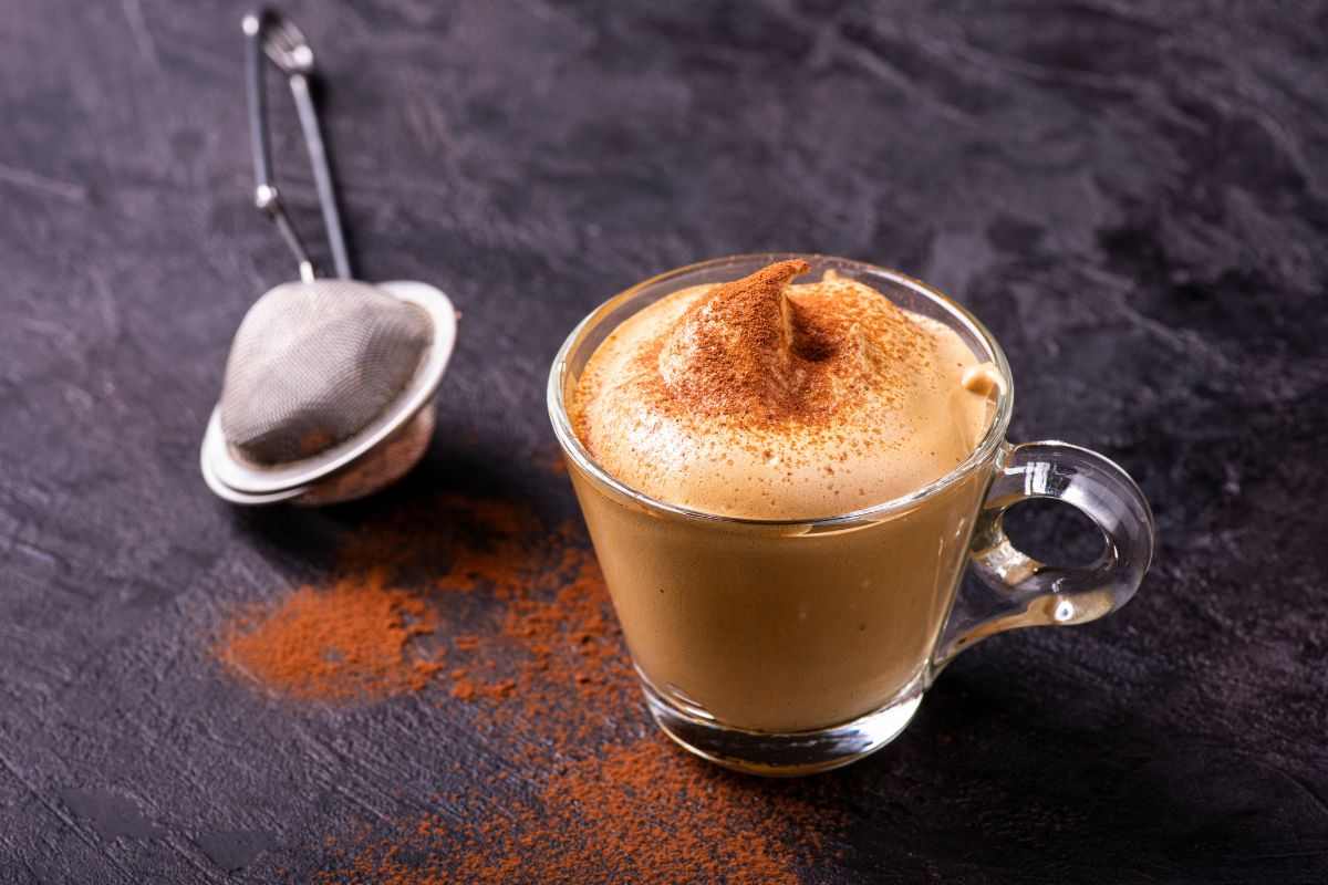 Crema di caffè con spolverata di cacao