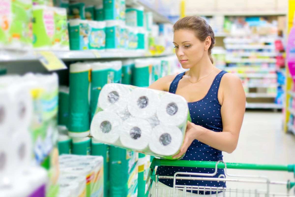 Donna acquista pacco di carta igienica