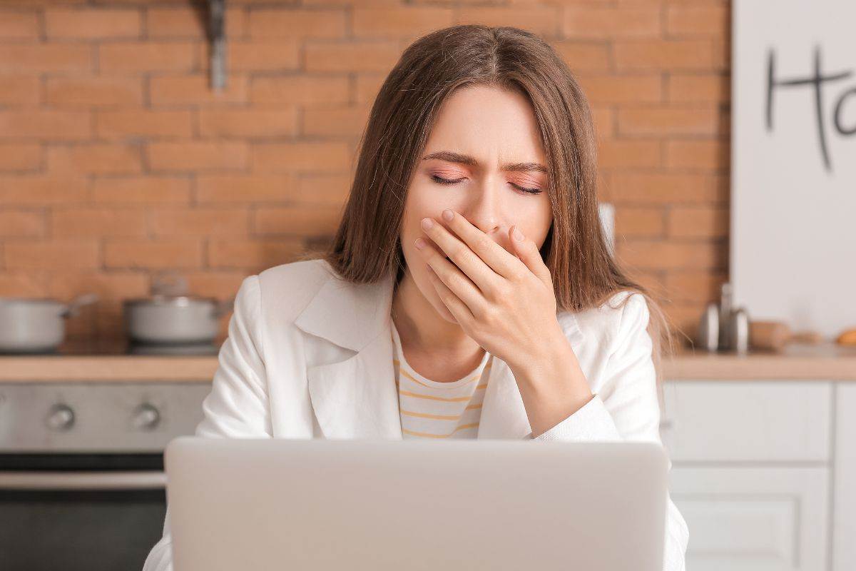 Donna assonnata e stanca davanti al PC