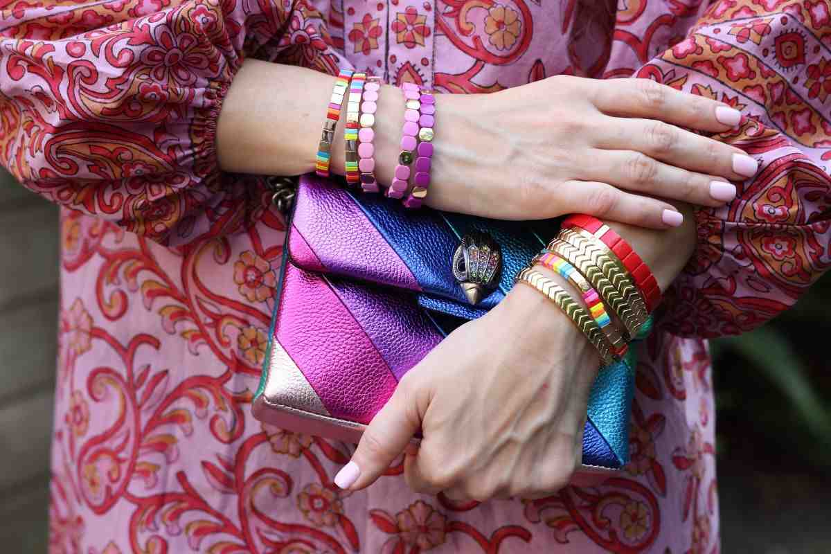 Donna con tanti bracciali