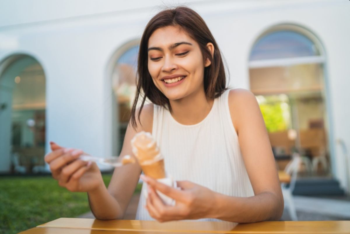 Donna mangia un gelato