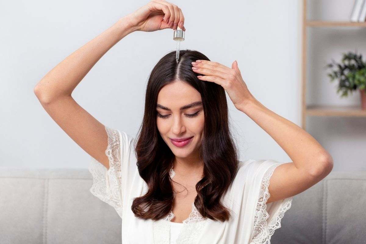 Donna si prende cura dei capelli