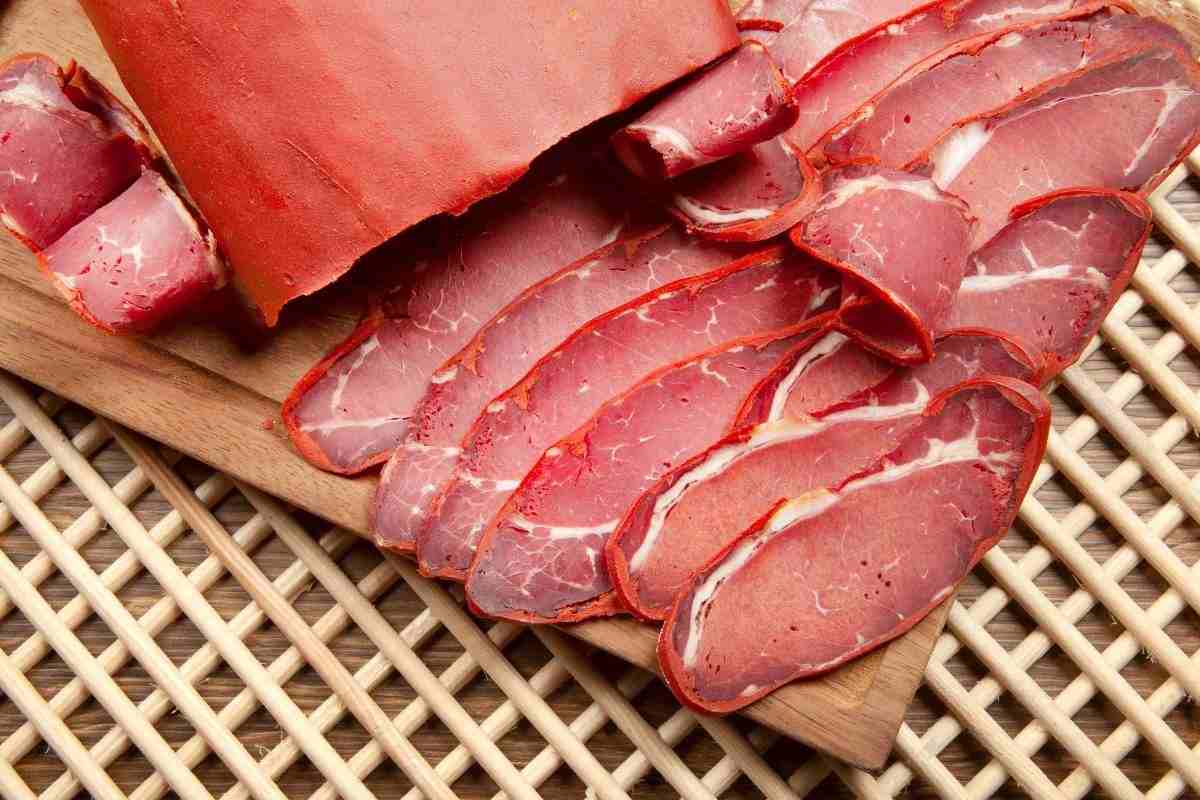 La carne di manzo tagliata sottile