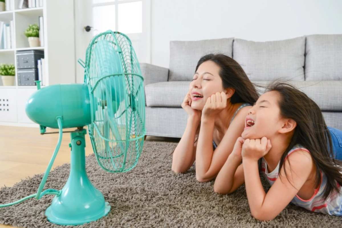Mamma e figlia davanti al ventilatore