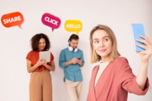 Persone comunicano tramite social