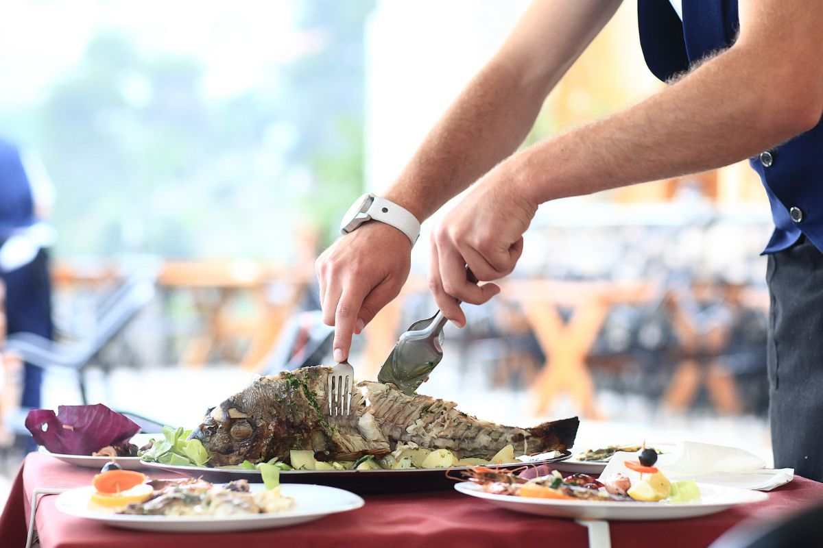 Pesce appena cucinato al ristorante
