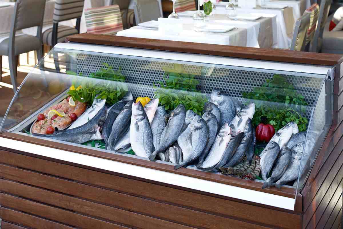 Pesce fresco esposto in un ristorante