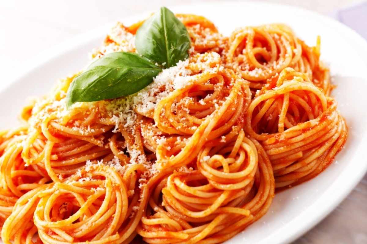 Piatto di spaghetti al pomodoro