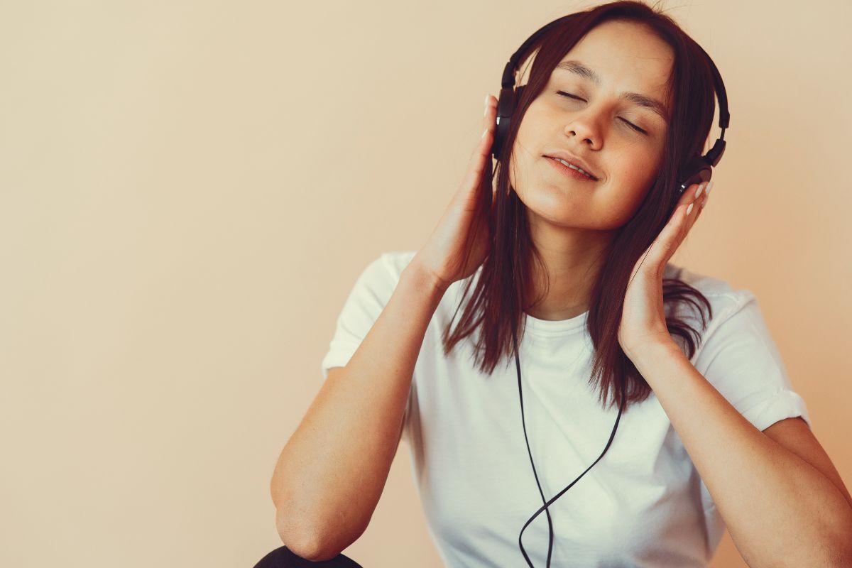 Ragazza si gode la sua musica