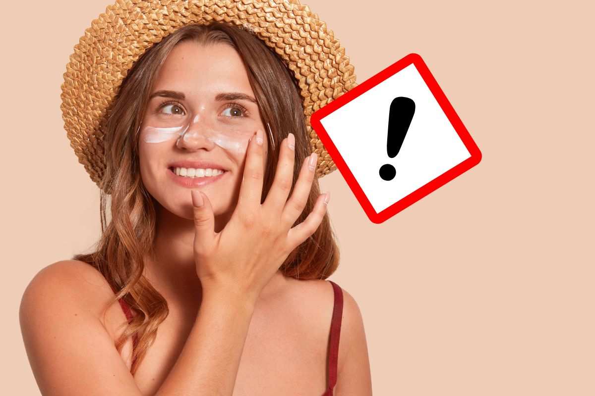 Ragazza sorridente pronta per il mare