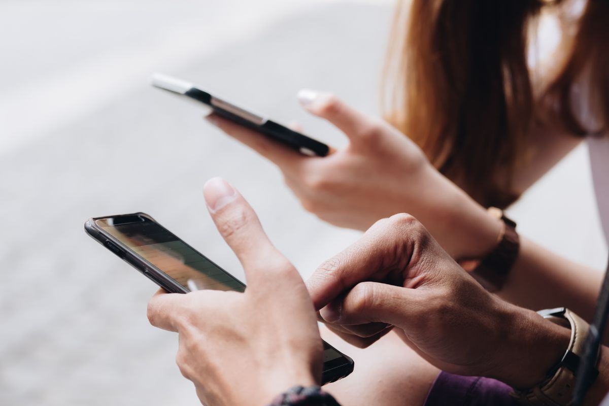 Ragazzi alle prese con gli smartphone