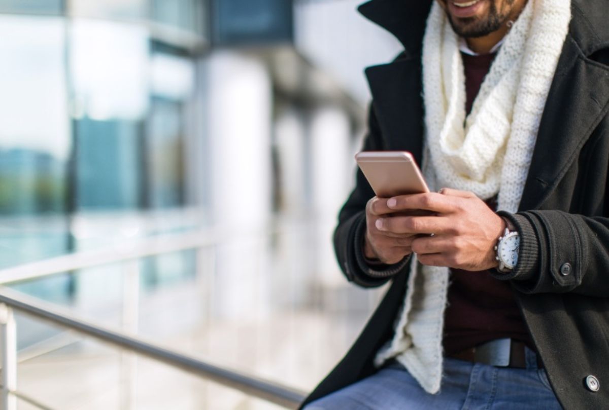 Uomo con smartphone