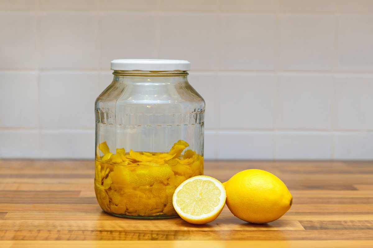 aceto bianco e bucce di limone