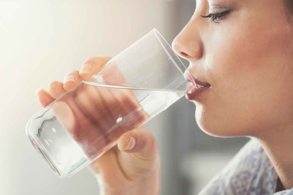 bere un bicchiere d'acqua