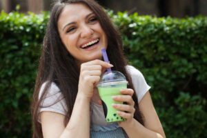 donna beve un bubble tea