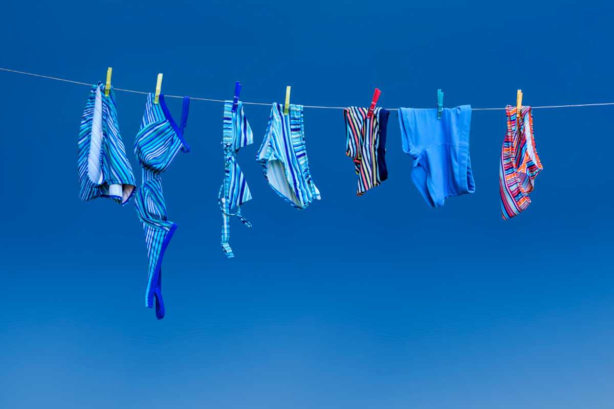 costumi da bagno stesi al sole