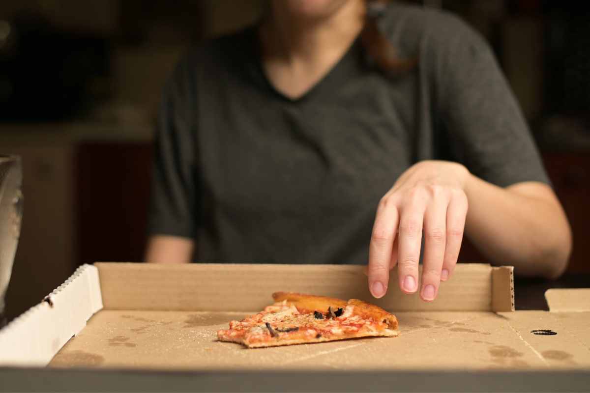 lasciare l'ultima fetta di pizza
