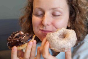 ragazza mangia ciambelle
