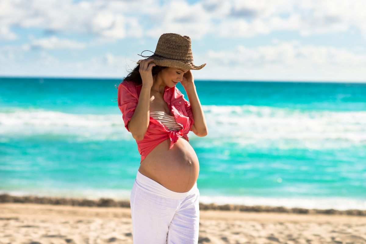 donna incinta al mare