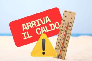 termometro sulla spiaggia, scritta e segnale pericolo