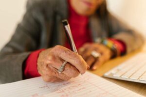 donna anziana che scrive