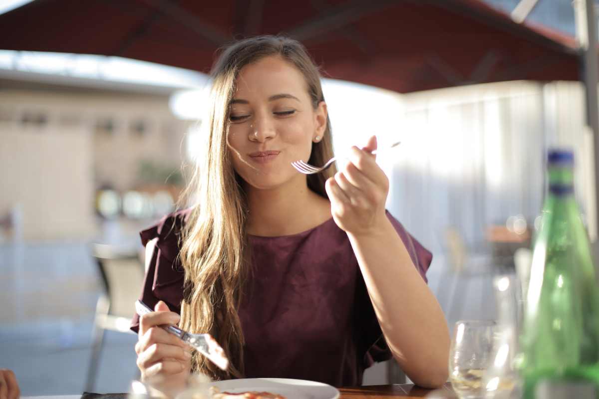 ragazza che mangia
