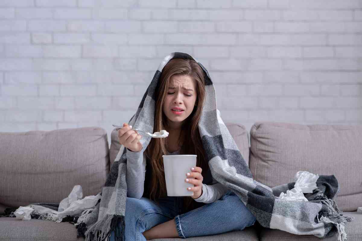 ragazza triste mangia il gelato