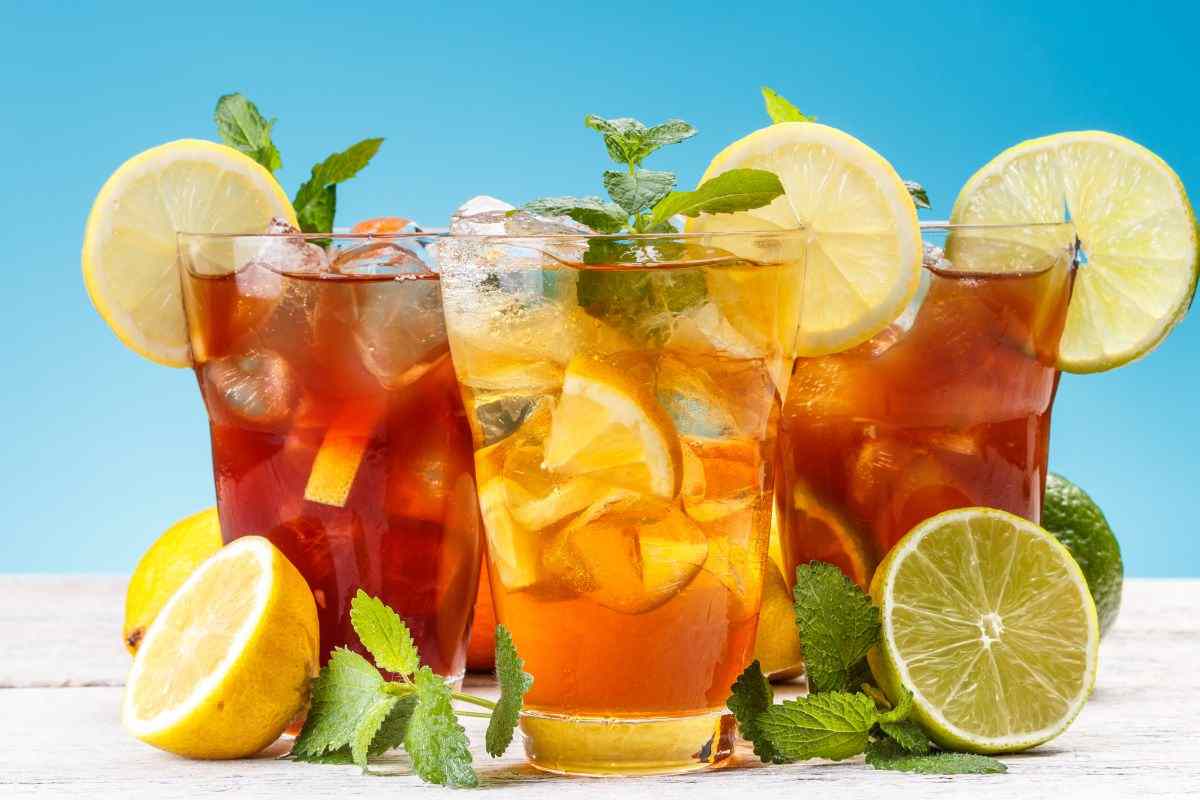 bicchieri con tè freddi di diversi gusti