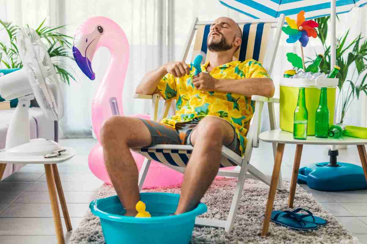 ragazzo in casa che si rinfresca