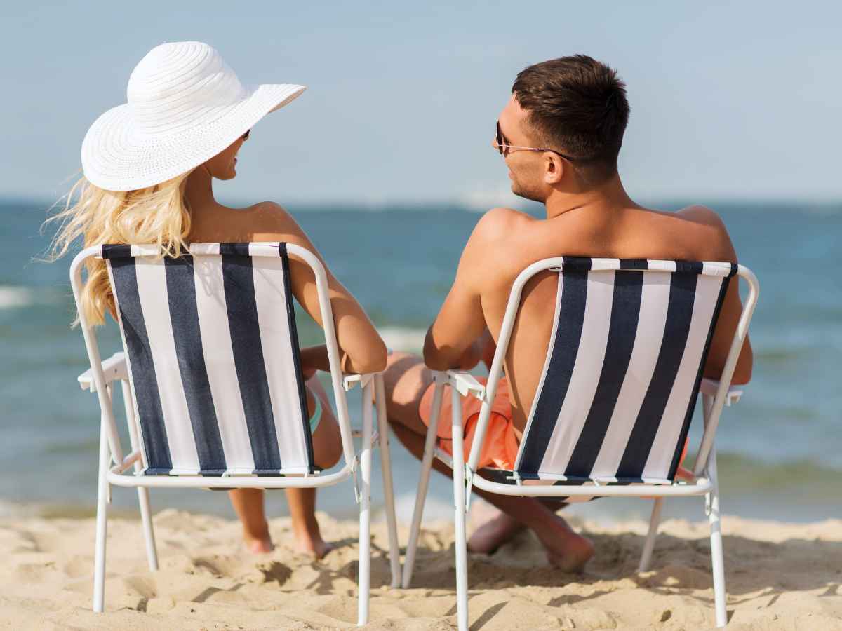 due persone in spiaggia prendono il sole