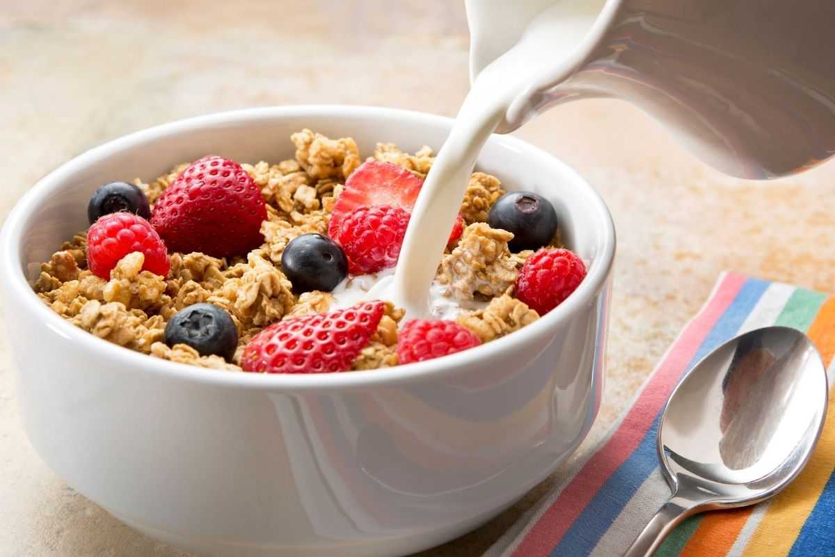 Cereali e frutta a colazione