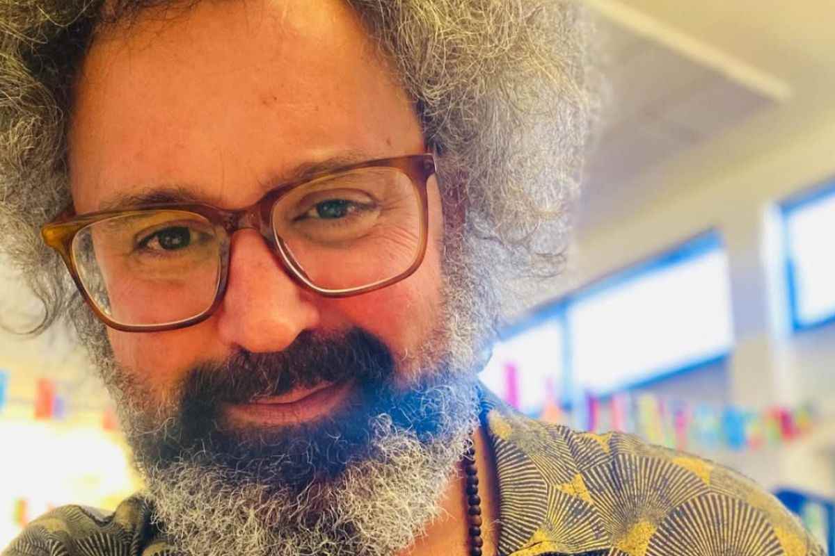 Cristicchi sorridente in un selfie